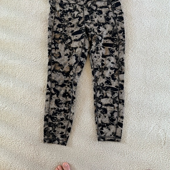 LULULEMON GENTLY WORN, TOO BIG - Picture 3 of 3